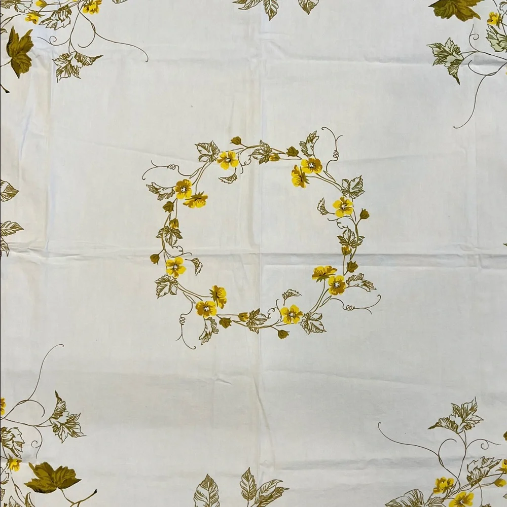 Vintage Tablecloth perfect size & the gold apples & berries are beautiful Soft